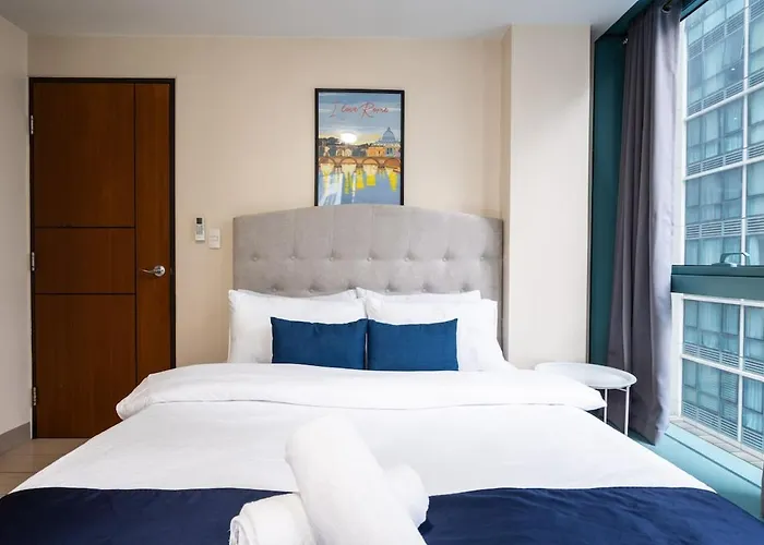 One Uptown Bgc 2br Cor Unit With Balcony ,washer Apartment